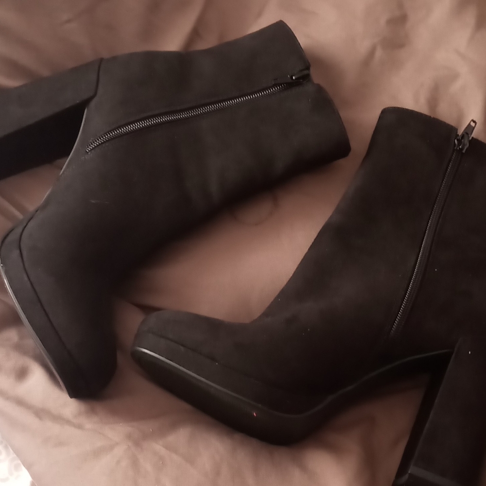 Guess Black Heeled Boots with Gold Zipper - Picture 2 of 6